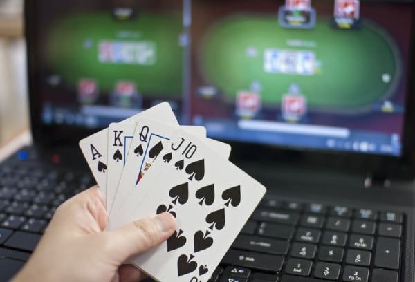 Interface meja live dealer alien togel menampilkan kartu dealer, panel taruhan, dan chat pemain
